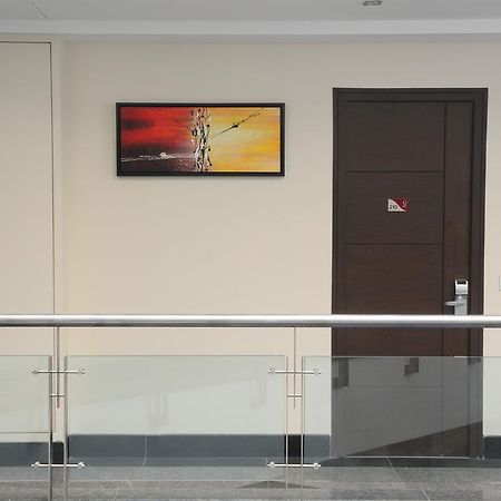 Hotel Gulnar Нью-Дели Экстерьер фото