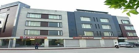 Hotel Gulnar Нью-Дели Экстерьер фото