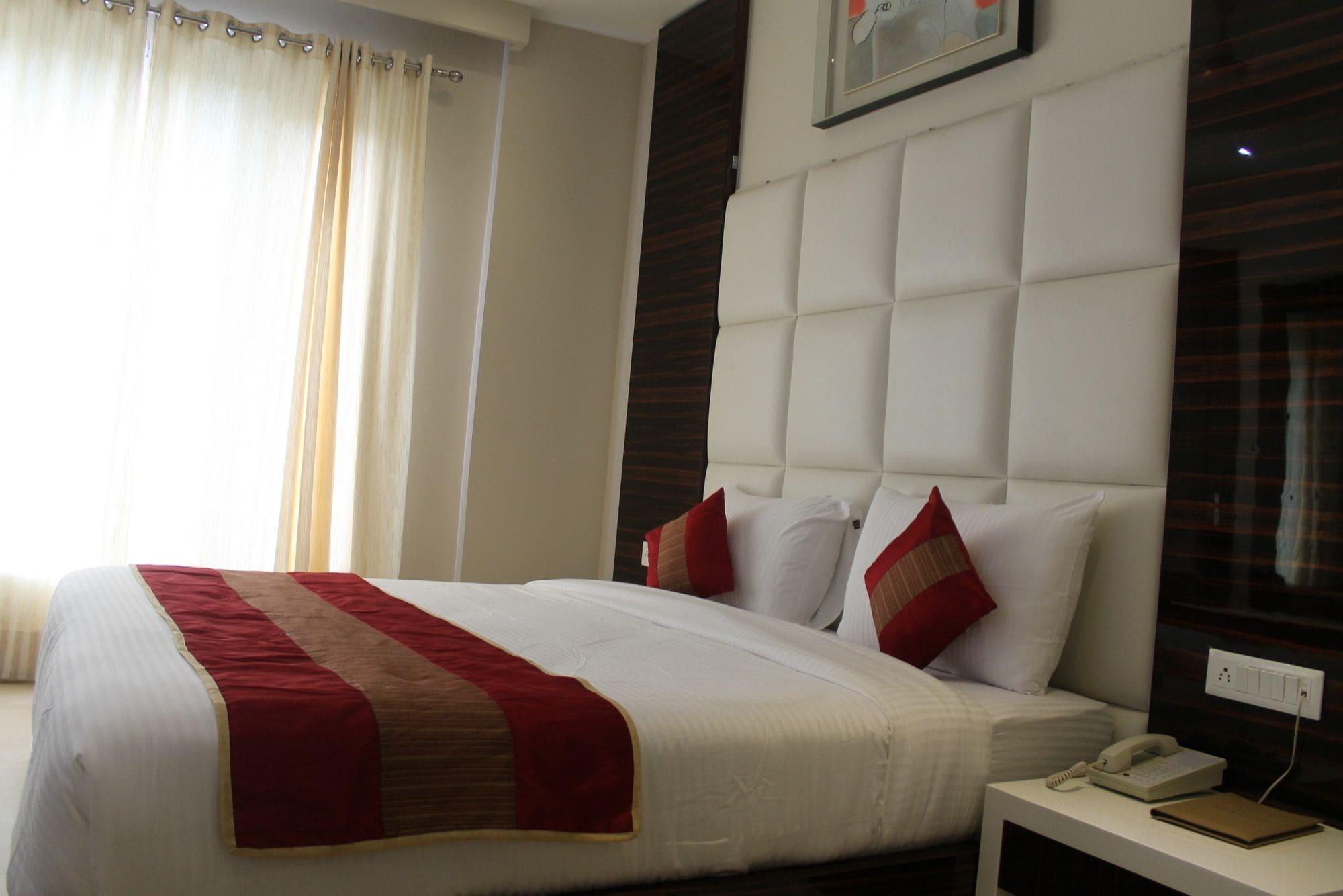 Hotel Gulnar Нью-Дели Экстерьер фото