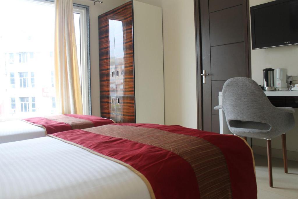 Hotel Gulnar Нью-Дели Экстерьер фото