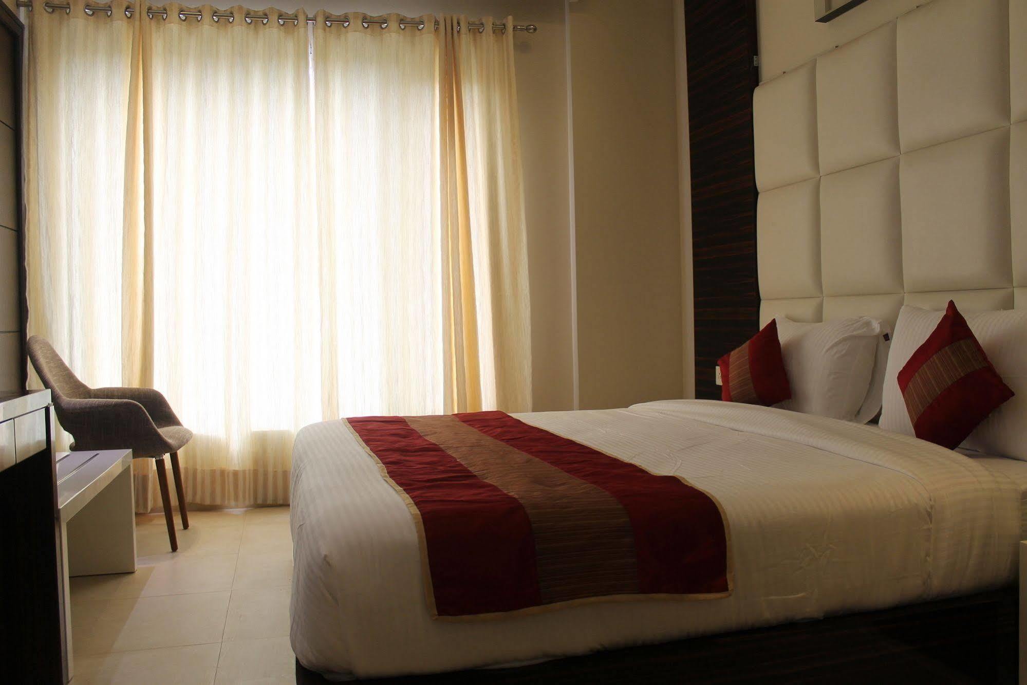 Hotel Gulnar Нью-Дели Номер фото