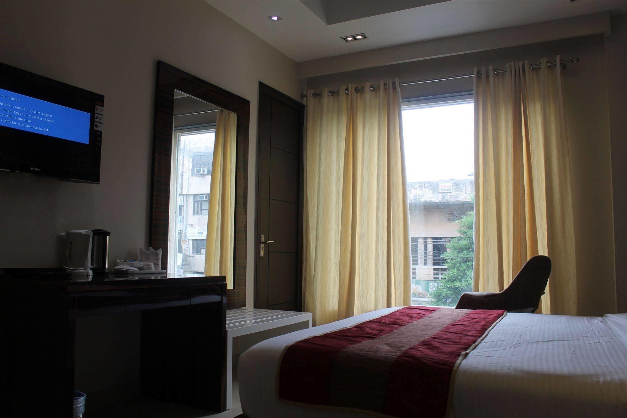 Hotel Gulnar Нью-Дели Экстерьер фото